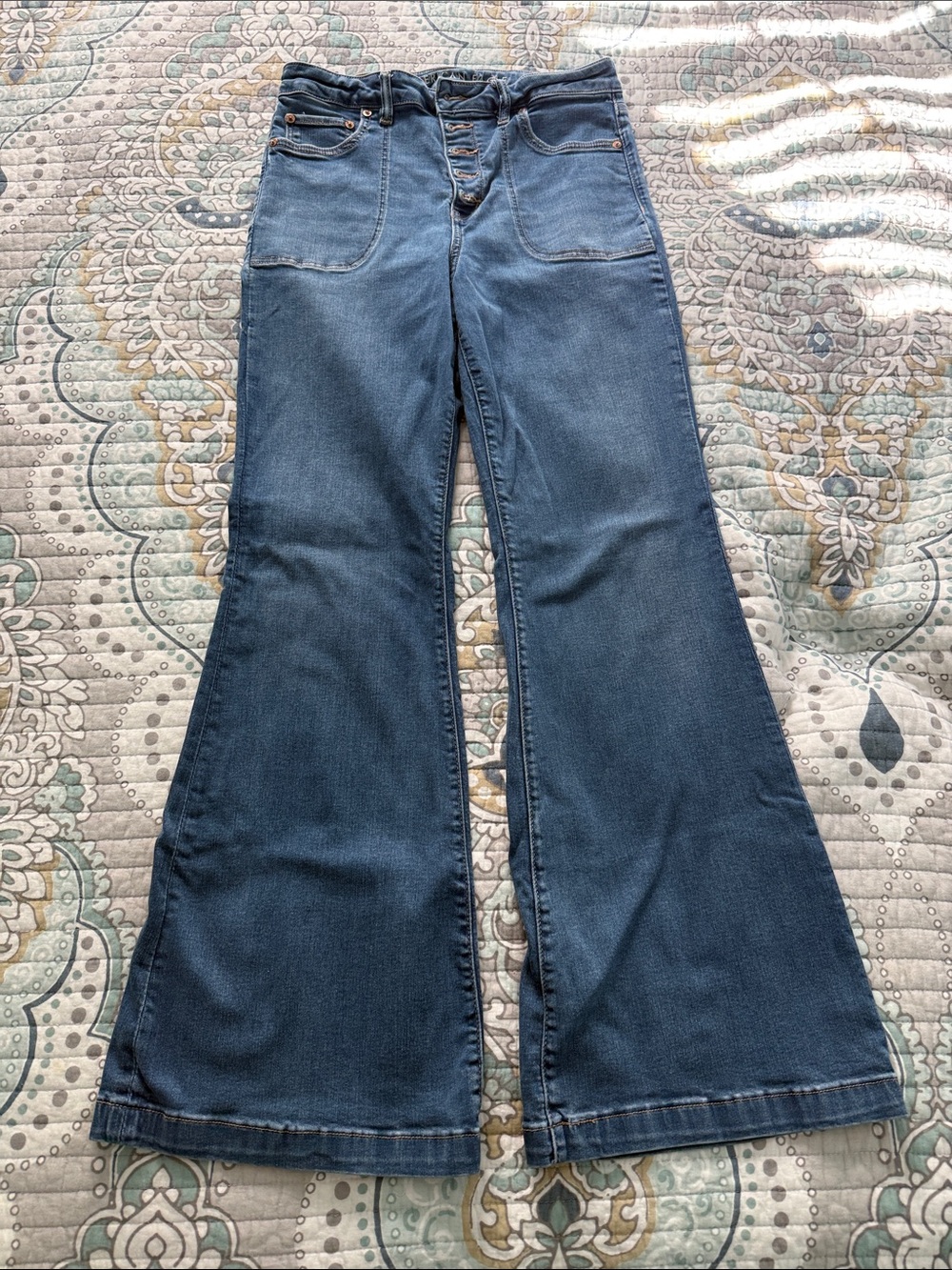 American Eagle Outfitters High-Rise Wide Leg Jeans in Medium Blue